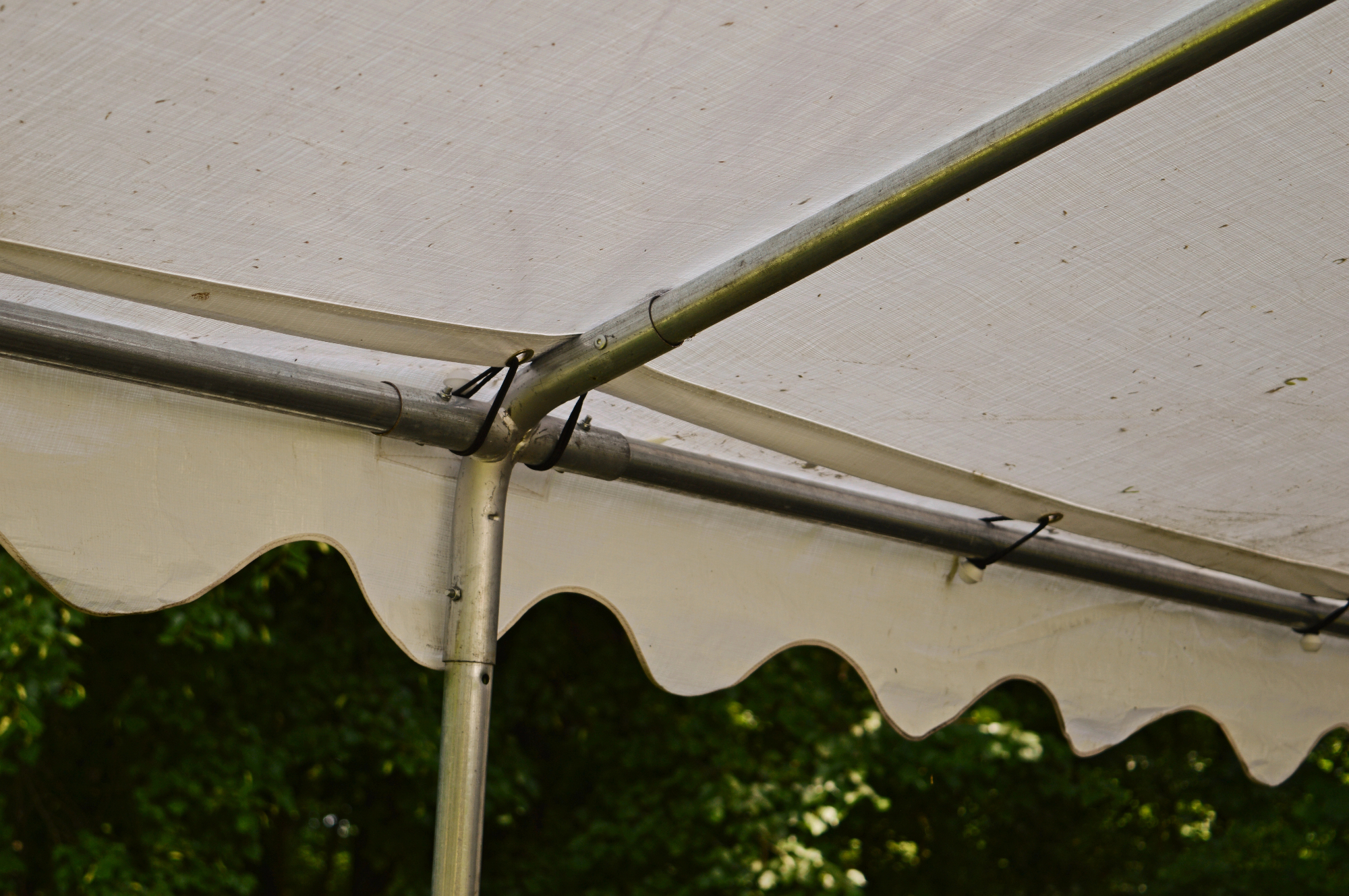 Tenda za teraso ni le praktična, ampak prostoru doda občutek domačnosti in zavetja.